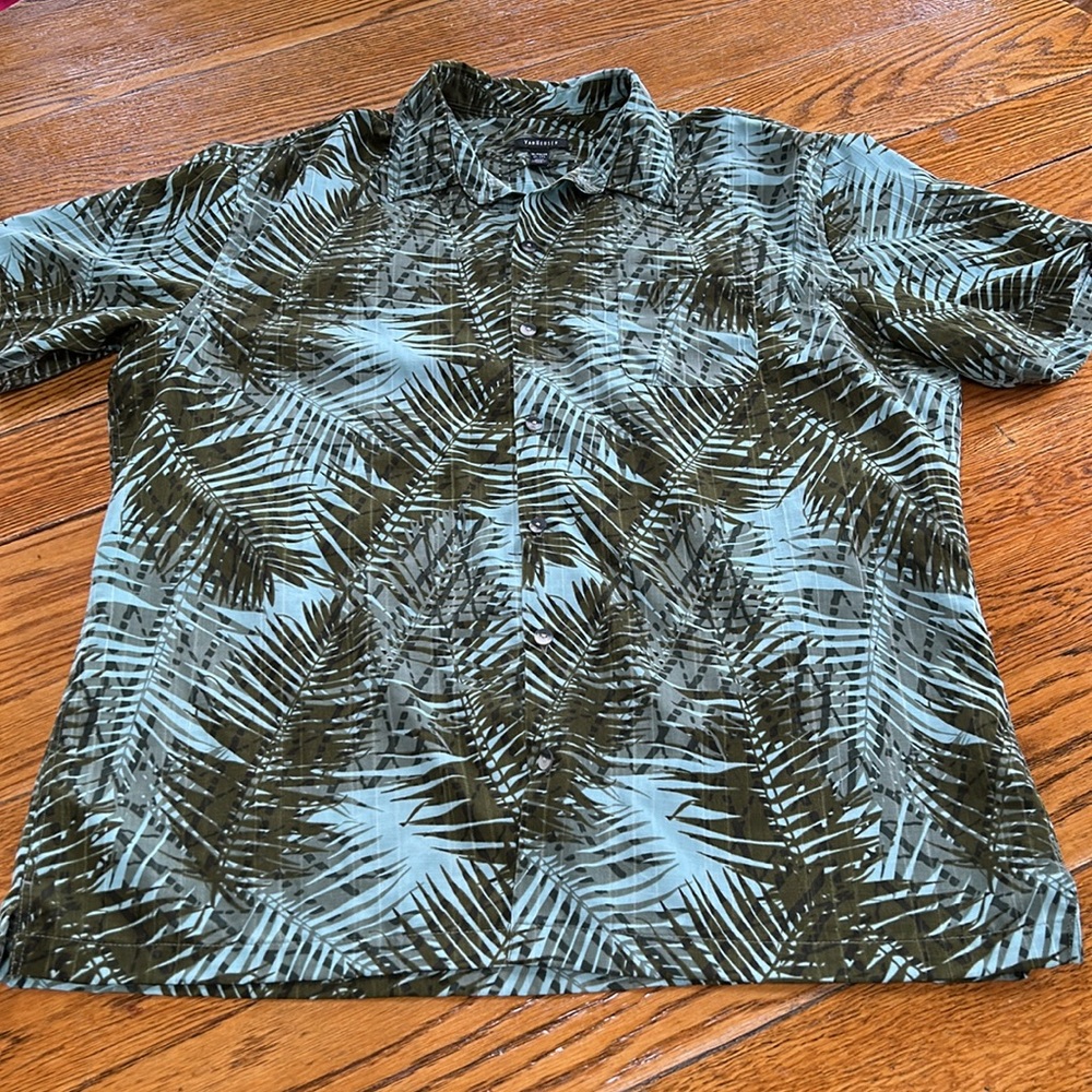 Van Heusen tropical men’s button front shirt. Size XL. Excellent condition.